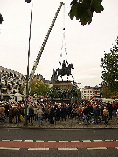 Reiterdenkmal kehrt zurueck auf dem Heumarkt P60.JPG